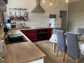 Coin repas dans la cuisine