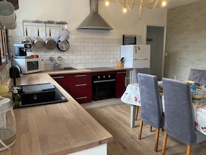Coin repas dans la cuisine