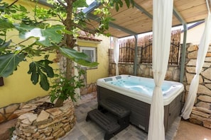 Bain à remous extérieur