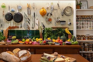Plenty of top notch kitchen tools and spices.