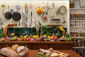 Plenty of top notch kitchen tools and spices.