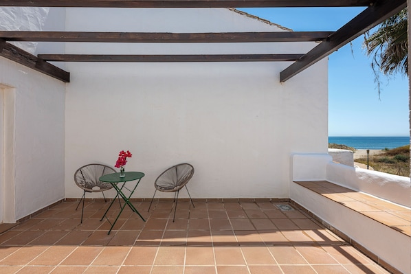 Small terrace on the second floor, with access to the bedrooms. (1)