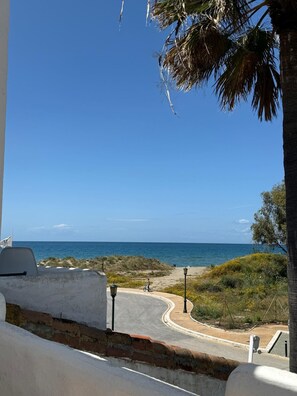 Sea views from the prive garden!>