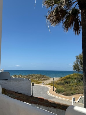 Sea views from the prive garden!>