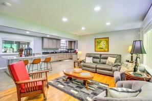 Living Room | Free WiFi | Smart TV | Central A/C