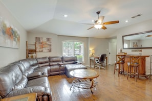 Living Room | Flat-Screen TV | Fireplace | Central Heating & A/C | Free WiFi