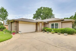 Exterior | Parking | Driveway (2 Vehicles)