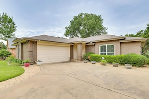 Exterior | Parking | Driveway (2 Vehicles)