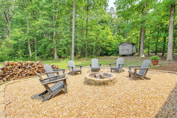Henagar Vacation Rental | Studio | 1BA | 700 Sq Ft | 5 Steps to Enter