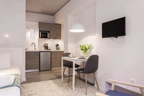 Breakfast table & kitchenette