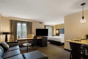Comfortable Unit with 1 King-size bed or Queen bed. Exact unit will be assigned upon arrival. Views, colors and decor may vary.