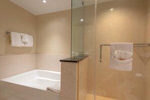 HKH-423 Luxury bathroom with soaking tub, glass walk-in shower, and polished finishes for spa-level comfort