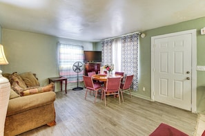 Living Room | Flat-Screen TV w/ Cable