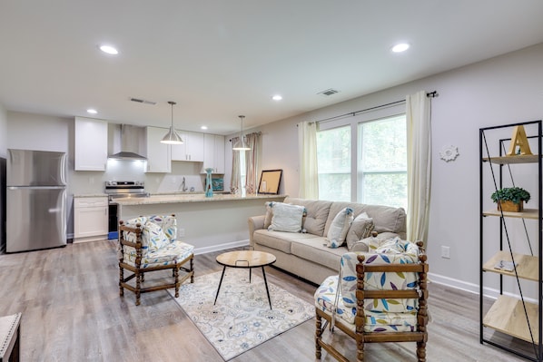 Fayetteville Vacation Rental | 2BR | 1BA | 870 Sq Ft | Stairs Required