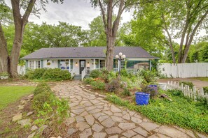 Exterior | Parking | Shared Driveway (2 Vehicles) | Shared Boat/Trailer Parking