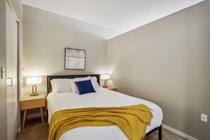 Bedroom - 1 Queen bed