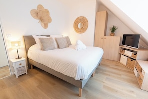 Chambre cosy avec lit Queen Size, décorée dans une ambiance chaleureuse et apaisante.
