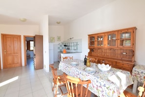 Autumn, Kitchen, Living Room, Spring, Summer
