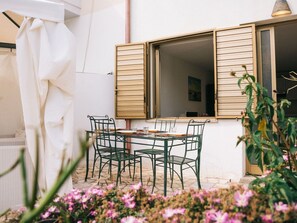 Garden, Outdoor Furniture, Resort, Shade, Leisure, Lawn, Eco Hotel, Landscaping, Tent, Park