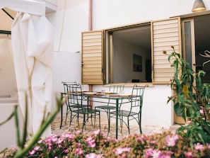 Garden, Outdoor Furniture, Resort, Shade, Leisure, Lawn, Eco Hotel, Landscaping, Tent, Park