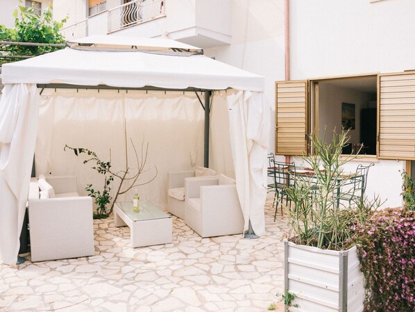 Garden, Outdoor Furniture, Resort, Shade, Leisure, Lawn, Eco Hotel, Landscaping, Tent, Park
