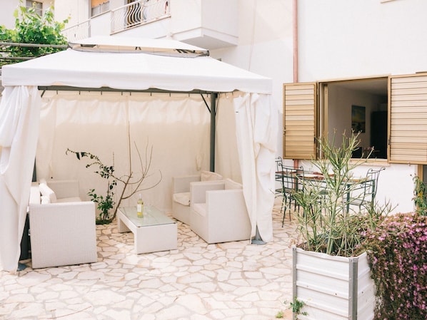 Garden, Outdoor Furniture, Resort, Shade, Leisure, Lawn, Eco Hotel, Landscaping, Tent, Park