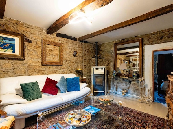 Furniture, Interior Design, Wall, Wood, Ceiling, Couch, Flooring, Living Room, Lighting, Table