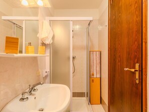 Interior Design, Wand, Flooring, Fussboden, Holz, Armatur, Bad Sink, Zimmer, Badezimmer, Decke