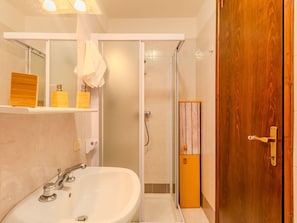 Interior Design, Wand, Flooring, Fussboden, Holz, Armatur, Bad Sink, Zimmer, Badezimmer, Decke