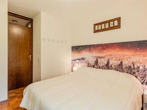 Wand, Schlafzimmer, Interior Design, Bett, Bettdecke, Bedding, Fussboden, Zimmer, Flooring, Bettrahmen