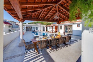 Summer kitchen with an outdoor dining area