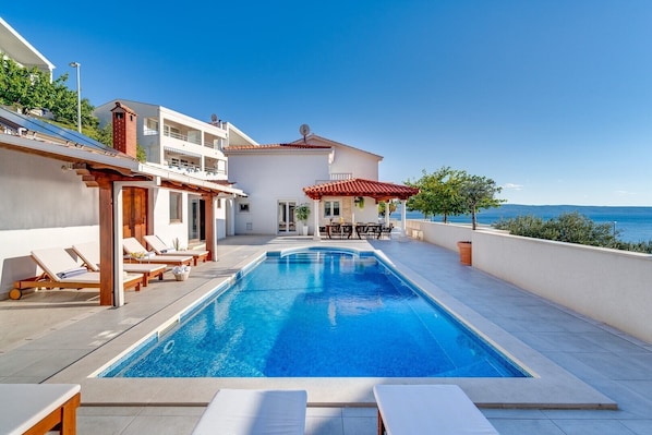 Seaview Villa MaToLi with heated 50sqm pool and 4 bedrooms, close to town Split (10km)