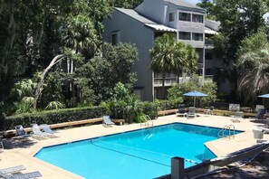 Enjoy the complex amenities 