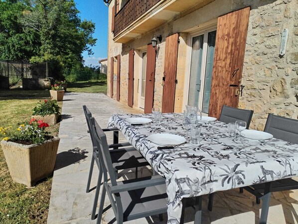 Outdoor dining