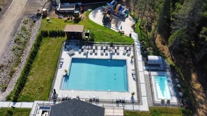 À 2 minutes à pieds, accès aux installations communes : piscine, sauna finlandais, spa, foyer au gaz extérieur, etc. 
Piscine disponible du 15 mai au 15 octobre 