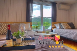 2 confortables lits queen avec une vue imprenable sur le lac et les montagnes (Bouteille de vin non incluse)