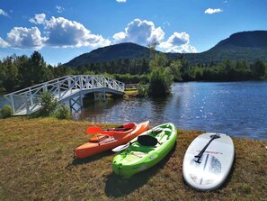 Au lac : Des kayaks et paddle board sont mis à votre disposition gratuitement.