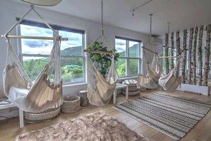 Espace de détente avec chaises suspendu - espace partagée