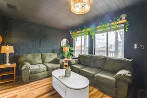 Living Room | Full Sleeper Sofa | Free WiFi | Central A/C & Heat | Smart TV