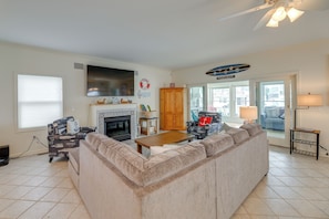 Living Room | 1st Floor | Smart TV | Gas Fireplace
