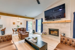 Living Room | Free WiFi | Central A/C & Heating | Smart TV