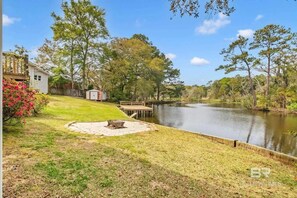 Tranquil backyard and river!
