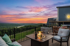 Gather around the cozy fire table and take in breathtaking sunset views over Table Rock Lake and the Ozark Mountains. This vacation home in Branson offers the perfect outdoor retreatājust minutes from Silver Dollar City, hiking, shows, and lake adventures.
