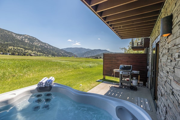 Enjoy your private hot tub all year-round | Exterior