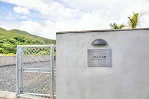 The entrance to Amami Uttabaru Inn. Head towards Sakihara for about 1 minute to reach the entrance to Pandanus.