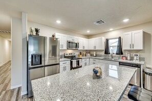 Kitchen | Single-Story Home | Free WiFi | Central A/C & Heating