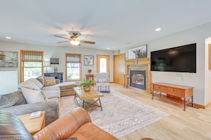 Living Room | Free WiFi | Central Heating & A/C | Smart TV