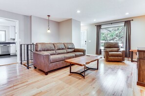 Living Room | 1st Floor | Queen Sleeper Sofa | Smart TV | Fireplace