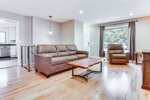 Living Room | 1st Floor | Queen Sleeper Sofa | Smart TV | Fireplace
