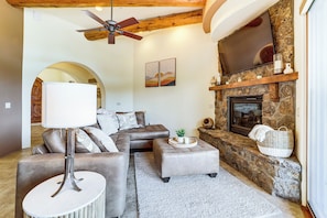 Living Room | Free WiFi | Smart TV | Fireplace